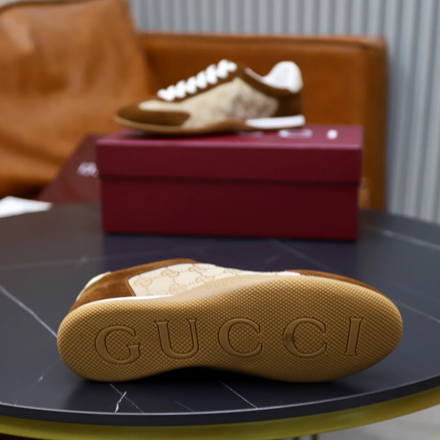 Ex-factory price: 580💰💰Gucci Shift series couple's sports shoes ❗❗ The Gucci Shift series is newly launched, with a lightweight design that reinterprets sports style. The neat silhouette adds a sense of freedom and exudes sophistication when moving. The webbing detail runs like an endless ribbon throughout the design, and the side seam details add a finishing touch. ❗Original development ❗Washed effect cowhide upper ❗Two-color Tpu outsole ❗Size: Female 35-41 Male 39-45